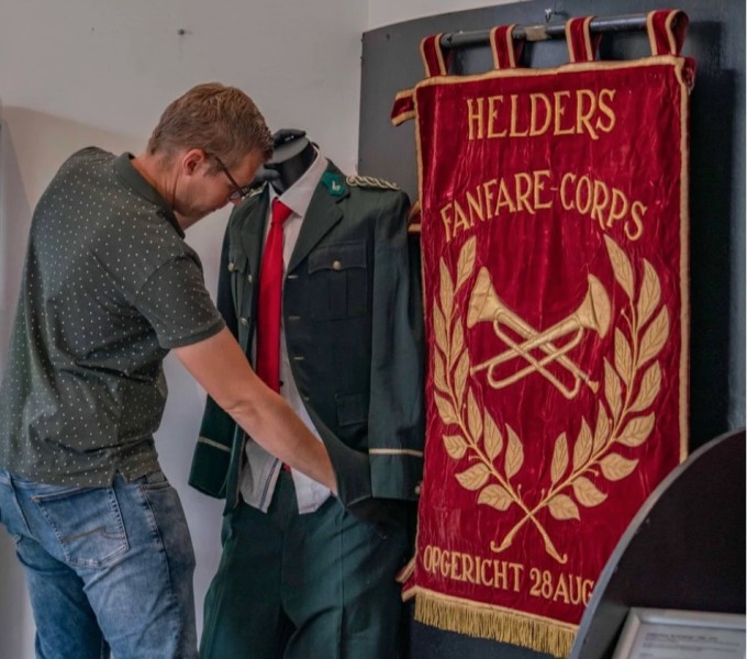 Helders Fanfare Corps schenkt Vaandel en uniform